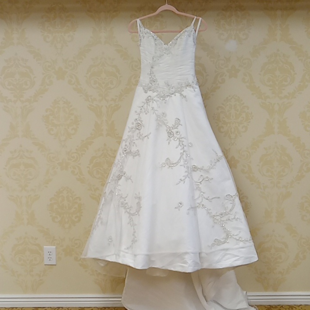 SOLD Forever yours size 4 wedding gown - Picture 1 of 11
